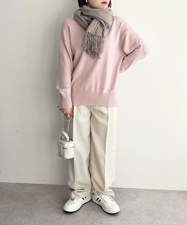 Pink sweater with rust belt and cream trousers fall outfit